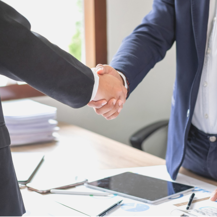 握手をするビジネスマン